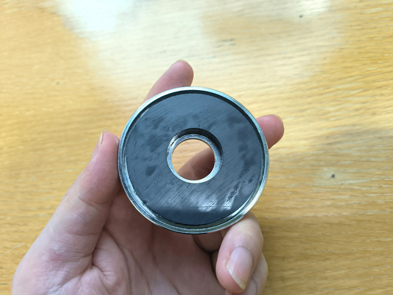 67mm dia x 9.5mm thick x 20mm hole ceramic pot magnet